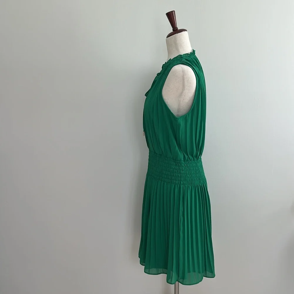 Skies Are Blue Kelly Green Pleated Sleeveless Dress EUC Size Medium - Picture 4 of 10